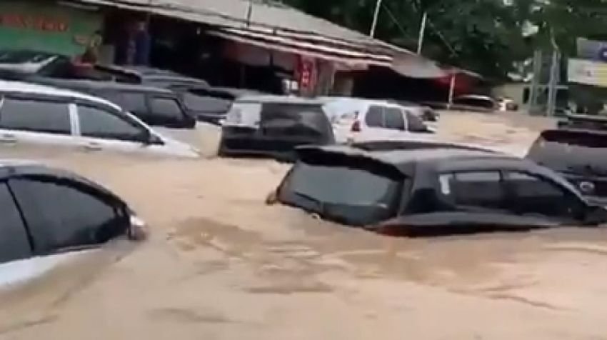 Banjir Terjang Bekasi, Mobil Terseret Arus Sungai Cikarang di Setu