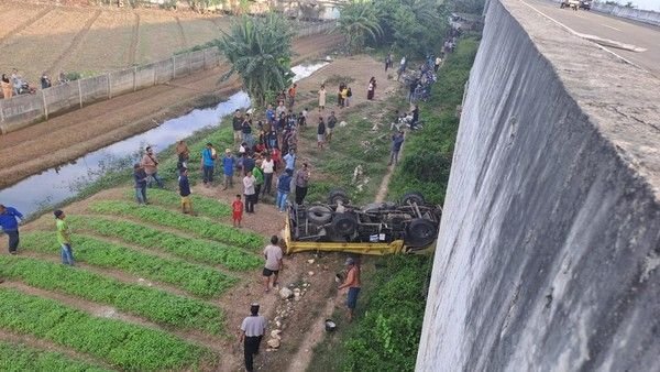 Truk Terjun Bebas dari Jalan Layang Tol Cibitung-Priok, Ketinggian 6 Meter