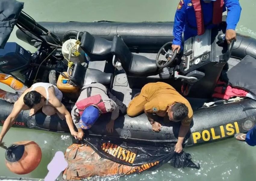 Mayat Berpakaian Wearpack Oranye Membusuk Ditemukan di Perairan Karimun, Identitas Masih Misteri