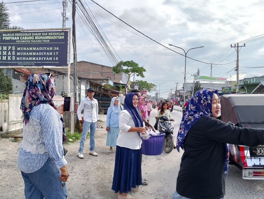 KSJ Batu Bara Tebar Kebaikan di Bulan Ramadhan, Bagikan Ratusan Takjil kepada Pengendara