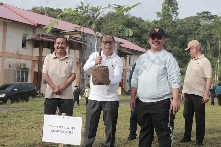 Gunungsitoli Gelar Gerakan Jumat Bersih, Wali Kota Serukan Kepedulian Terhadap Lingkungan