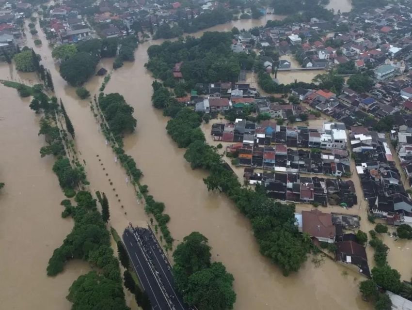 Banjir Jakarta Tembus 5 Meter! Warga Panik Evakuasi Diri