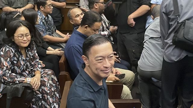 Tom Lembong Tiba di Pengadilan Tipikor, Diperkenankan Disalami Anies dan Dipeluk Istri