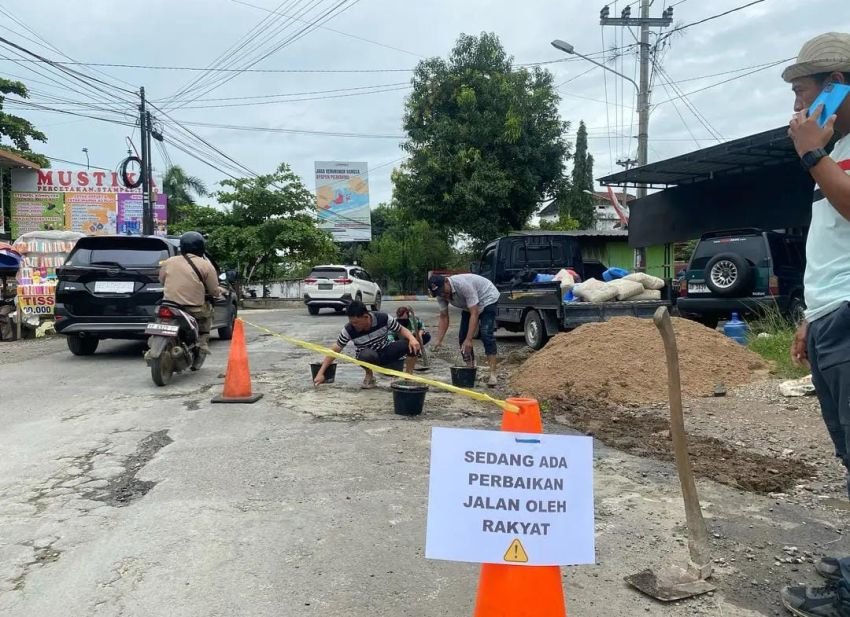 Tak Tunggu Pemerintah, Pemuda Pringsewu Tampil Memperbaiki Jalan Berlubang Secara Mandiri