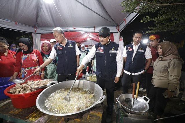Mensos Gus Ipul Tangani Dampak Banjir di Bekasi, Siapkan Sahur untuk Korban Banjir