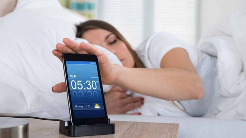 Menggunakan Ponsel Sebagai Alarm Bisa Ganggu Tidur, Ini Alasannya!