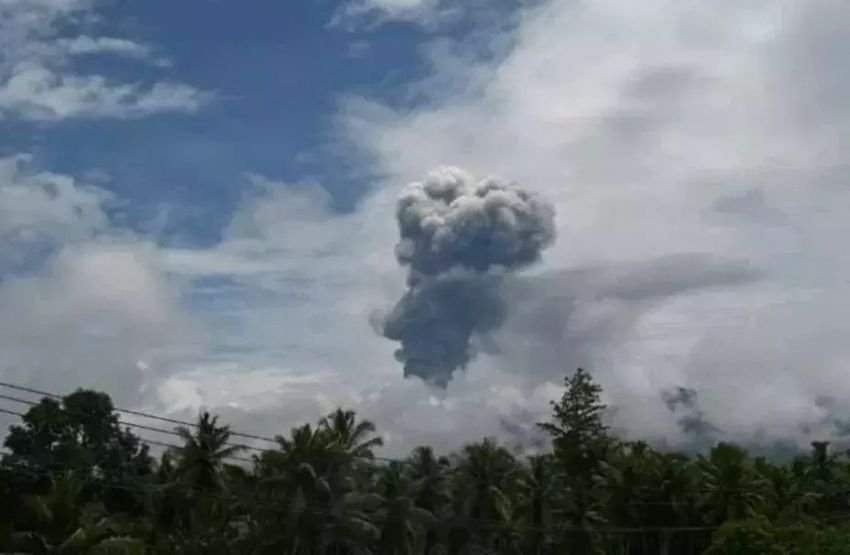 Erupsi Gunung Dukono Semburkan Abu Vulkanik Hingga 3.000 Meter, Warga Diminta Waspada