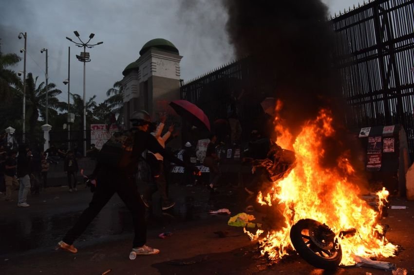 Demokrasi Lunglai, Partai Teralienasi