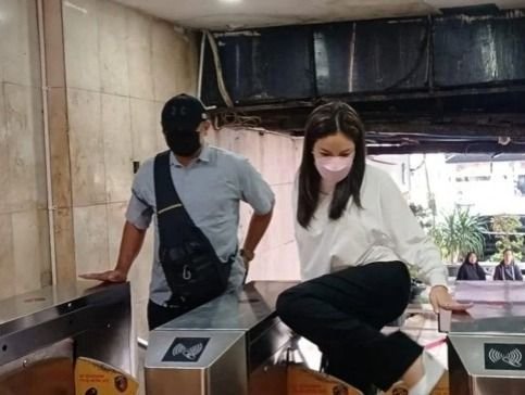 Nikita Mirzani Tiba di Polda Metro Jaya untuk Diperiksa Terkait Kasus Pemerasan