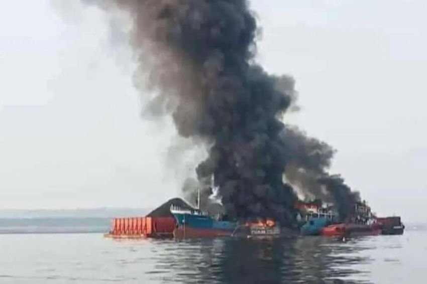 Kapal Tongkang Pengangkut Batu Bara Meledak dan Terbakar di Perairan Utara Lamongan