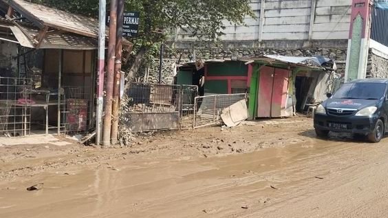 Banjir Surut, Warga Perum Pondok Gede Permai Mulai Bersihkan Lumpur Sisa Banjir