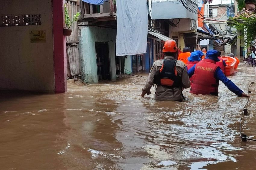Banjir Rendam Jalan Jatinegara Barat, Petugas Gulkarmat Jakarta Timur Lakukan Penyedotan Air