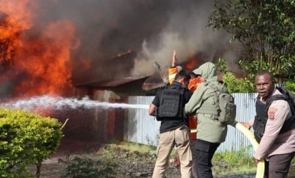 Bentrokan Berdarah Pendukung Calon Bupati di Puncak Jaya Papua, 1 Tewas dan Puluhan Rumah Dibakar