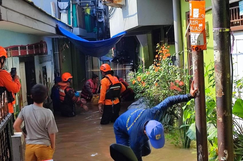 Banjir Rendam Permukiman Kebon Pala Jakarta Timur, Warga Mengungsi ke Sekolah