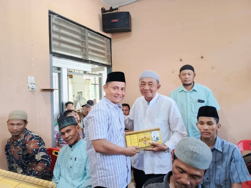 Kades Pahang Berbagi Kain Sarung untuk Imam, Bilal, dan Muadzin Tarawih