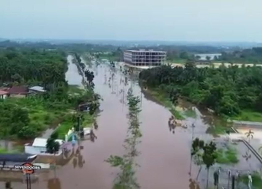 Banjir Pekanbaru: 14.200 Warga Mengungsi, Ribuan Rumah Terendam