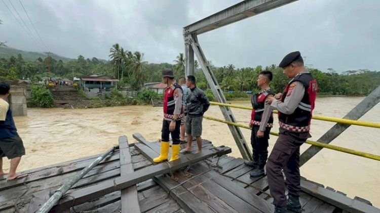 Jembatan Penghubung 3 Kabupaten di Nias Barat Roboh, Puluhan Rumah Terendam Akibat Banjir