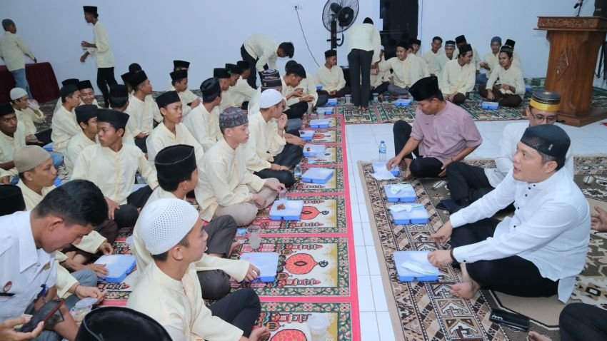 Buka Puasa dan Sholat Magrib Bersama Anak Binaan LPKA Muara Bulian, Kakanwil Ditjenpas Jambi Tegaskan Pentingnya Makanan Sehat