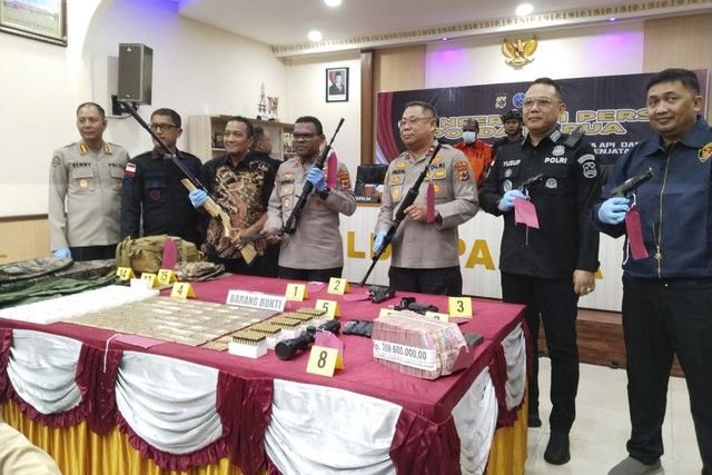 Pecatan TNI Yuni Enumbi Ditangkap Satgas Damai Cartenz Usai Selundupkan Senjata untuk KKB Puncak Jaya, Kerugian Rp 1,3 Miliar