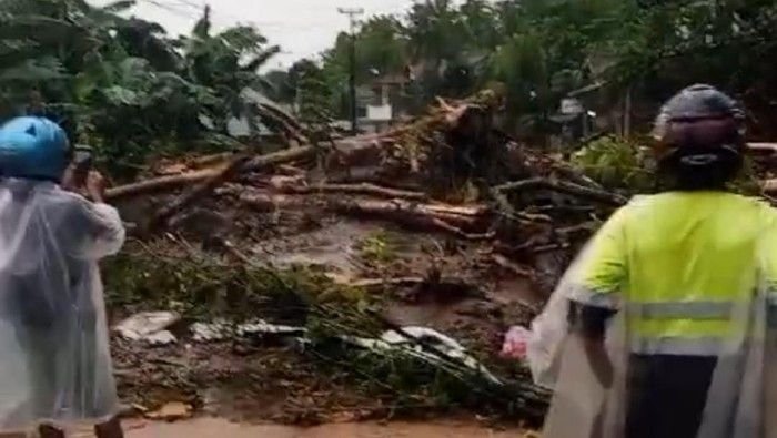 Longsor Tutup Akses Jalur Pal Lima-Cinangka di Serang, Lalu Lintas Terhenti