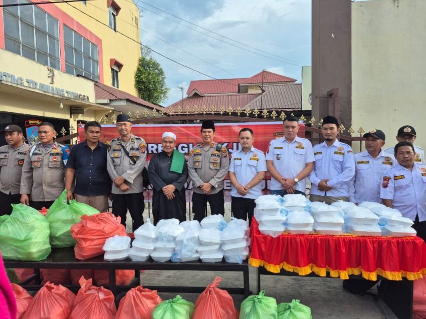 Pokdarkamtibmas Bhayangkara Sumut Serta Jajaran Bagikan Takjil 700 Nasi Bungkus