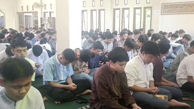 SMAN 1 Bandung Terancam Relokasi Akibat Sengketa Lahan, Siswa dan Guru Gelar Doa Bersama