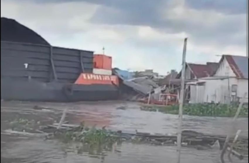 Kapal Tongkang Tabrak Rumah Apung di Sungai Musi, Palembang: Kerugian Diperkirakan Rp400 Juta