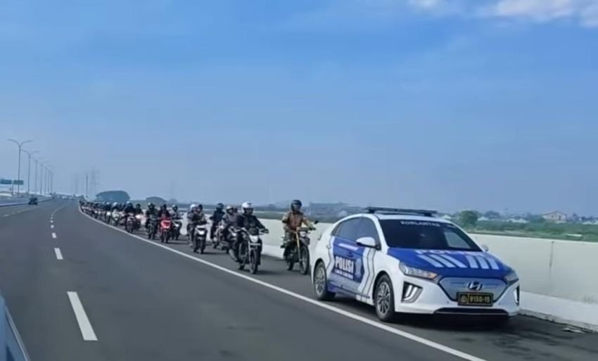 Polisi Kawal Pemotor Masuk Tol di Tengah Banjir, Sorak Sorai Pecah di Bekasi!