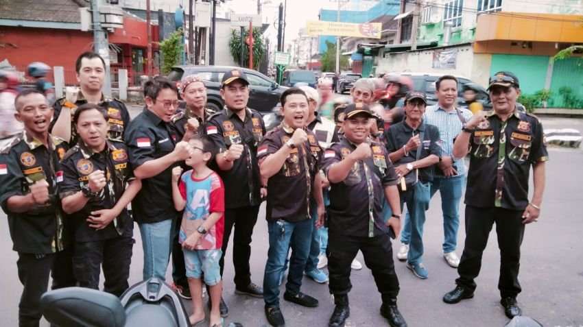 Satuan Komunikasi Warta Poldasu Bagikan Takjil kepada Pengguna Jalan di Bulan Suci Ramadhan