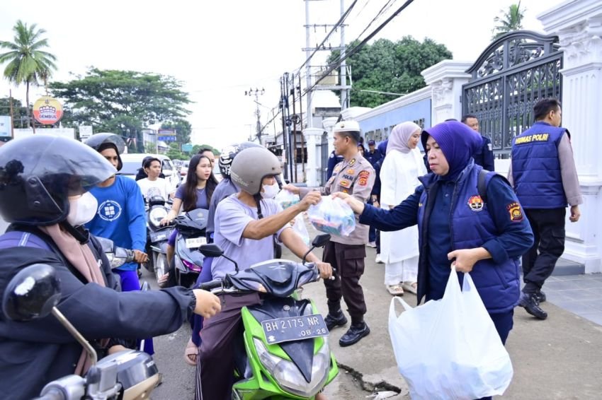 Bidhumas Polda Jambi Bagikan Takjil untuk Masyarakat di Bulan Ramadhan