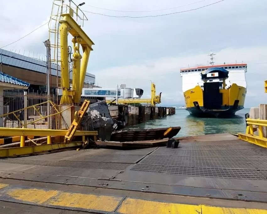 KMP Portlink III Tabrak Dermaga Eksekutif di Pelabuhan Merak, Kerusakan Parah Terjadi