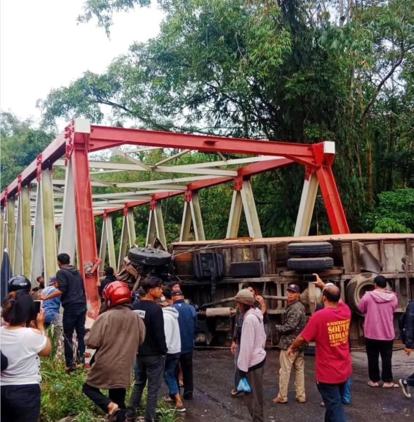 Kemacetan Parah Terjadi di Kabanjahe Akibat Truk Terguling, Akses Jalan Tertutup Total