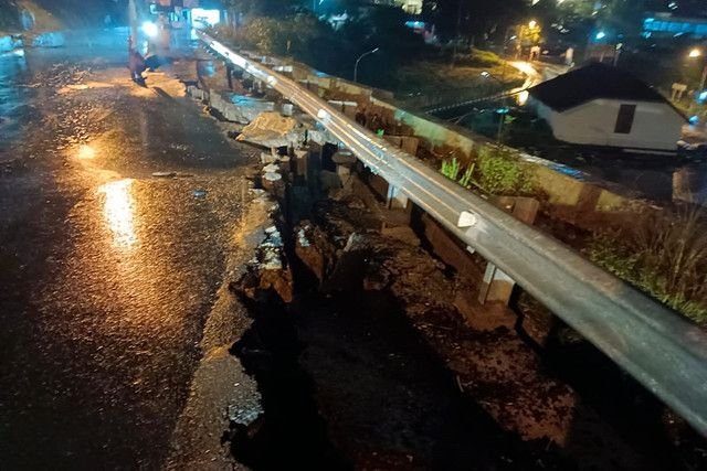 Jalan Batu Tulis Bogor Amblas Akibat Hujan Deras, Akses Terputus