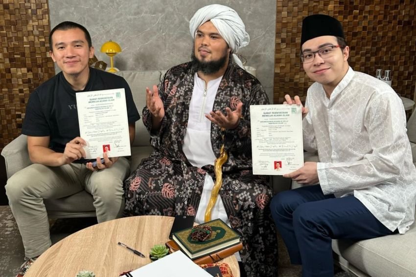 Richard Lee Resmi Menjadi Mualaf, Ucapkan Syahadat Ulang dengan Disaksikan Ustadz Derry Sulaiman dan Ustadz Felix Siauw