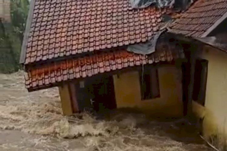 Banjir Terjang Puncak, Bogor: Rumah Warga Roboh dan Ribuan Barang Hanyut