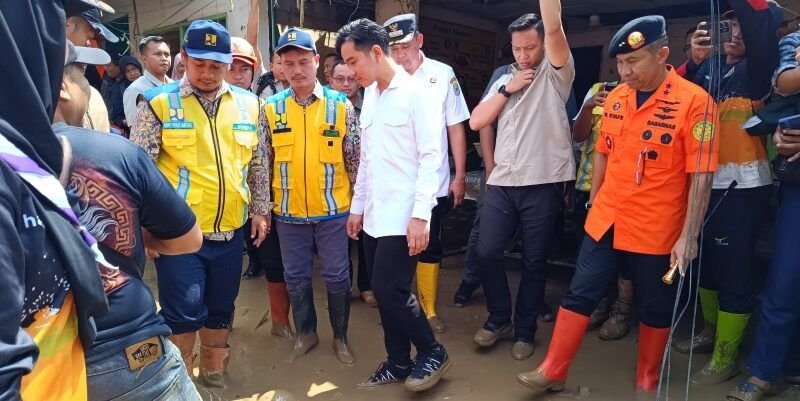 Gibran Rakabuming Tinjau Lokasi Banjir Parah di Bekasi, Pastikan Bantuan Tercapai untuk Korban