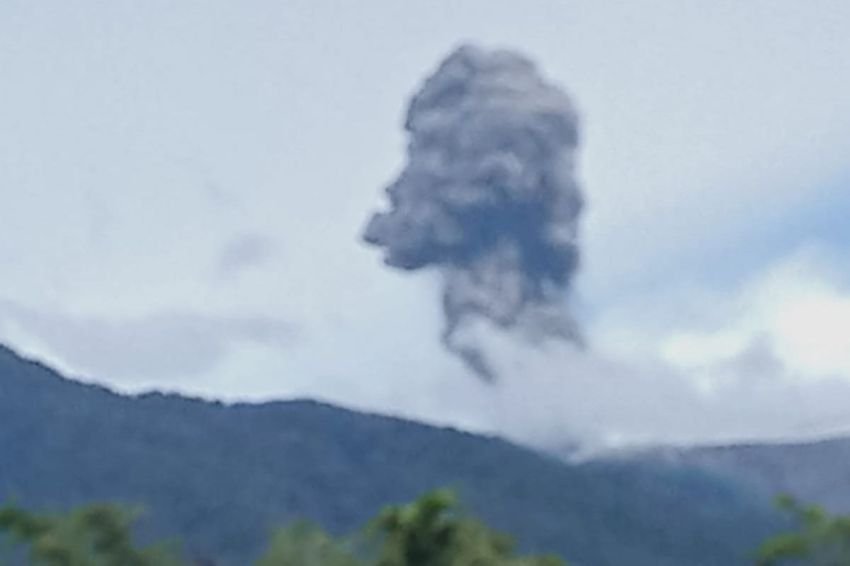 Gunung Marapi Erupsi Lagi, Kolom Abu Teramati Mencapai 350 Meter