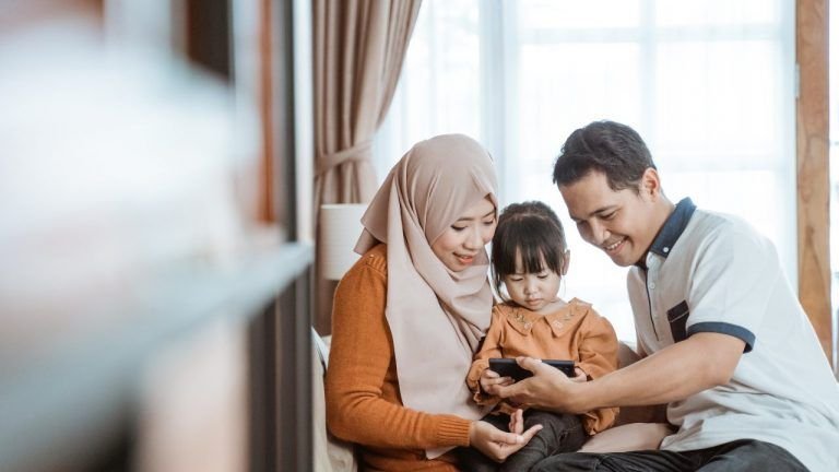 Benarkah Dosa Anak Ditanggung Orang Tua? Ini Penjelasan Ulama Berdasarkan Al-Qur’an dan Hadis