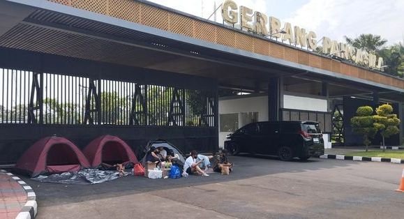 Pendemo Tolak UU TNI Dirikan Tenda di Depan Gerbang Pancasila: “Kita Akan Bertahan”