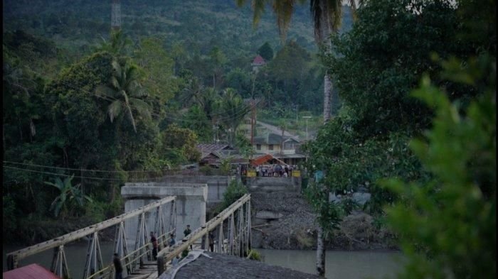 Warga dan Pelajar Nias Barat Menyeberang Sungai dengan Perahu, Jembatan Rp40 M Belum Dibangun