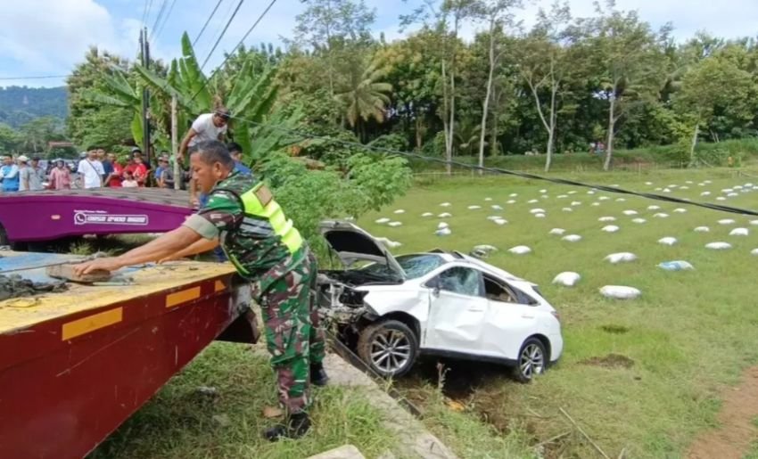 Mobil Pemudik Terjun ke Parit di Ciamis, Sopir Diduga Mengantuk!