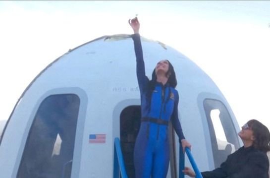 Katy Perry Nyanyikan Lagu di Luar Angkasa, Kembali ke Bumi dengan Haru dan Cinta