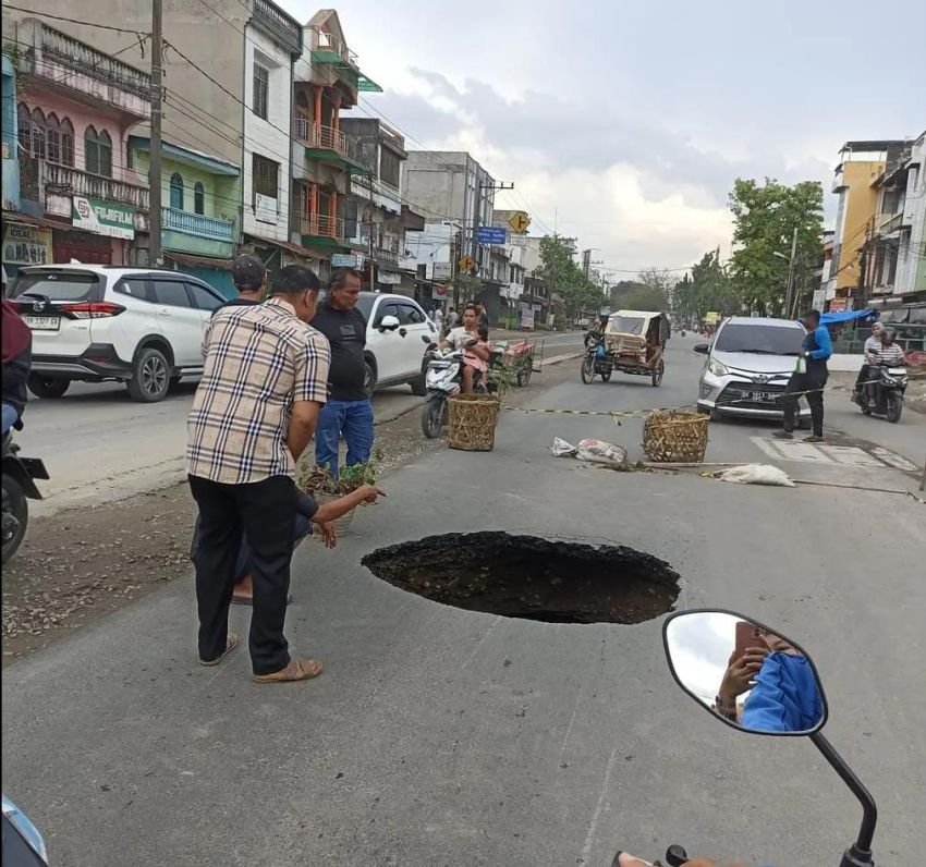 Lubang Besar Menganga di Jalan TB Simatupang Medan, Diduga Akibat Pemadatan Tanah yang Tak Sempurna