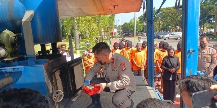 Polda Kepulauan Riau (Kepri) melakukan pemusnahan 96,2 kilogram sabu dan 3.970 butir pil ekstasi. Barang bukti tersebut didapatkan dari 10 laporan pol