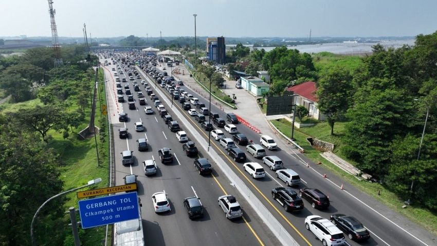 Puncak Arus Balik Diprediksi Terjadi H+5, Korlantas Berlakukan Contraflow di Tol Japek