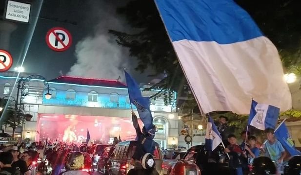 Euforia Juara, Ribuan Bobotoh Tumpah Ruah di Bandung Usai Persib Menang