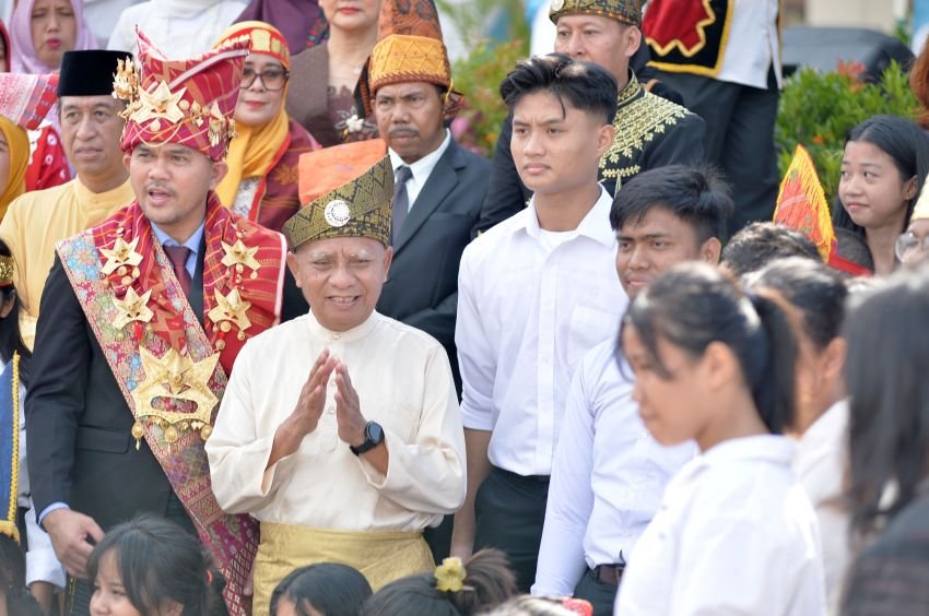 Wagub Surya Pimpin Upacara Hardiknas 2025: Komitmen Tingkatkan Pendidikan Bermutu di Sumut