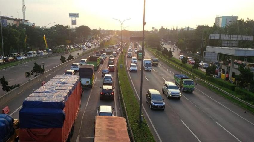Lalu Lintas Arah Jakarta Pagi Ini Padat, Contraflow Diberlakukan di Tol Janger
