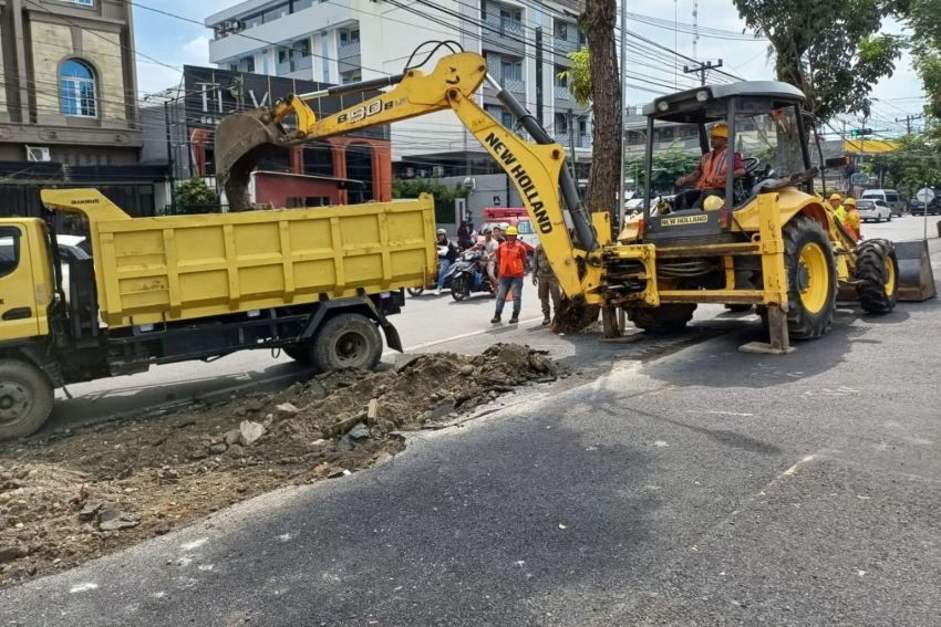 Langgar Aturan, Pemko Medan Bongkar Trotoar yang Dialihfungsikan Pengelola Dara Kupi