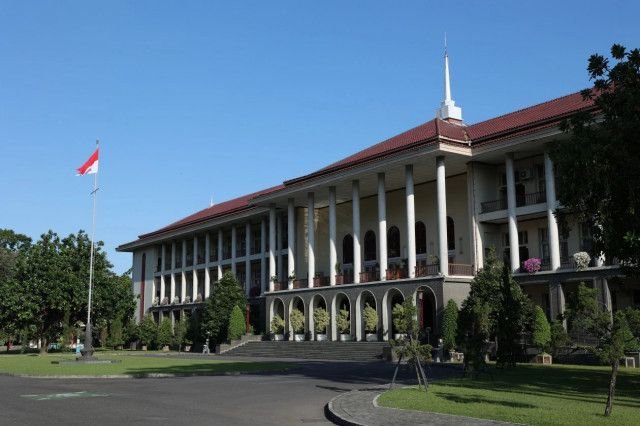 UGM Digugat Rp1.069 Triliun, Komarudin Tuntut Keaslian Ijazah Jokowi di Pengadilan